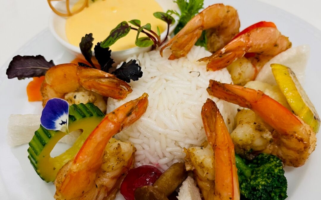 Grilované cesnakové krevety, s basmati ryžou, čerstvou zeleninou na masle s citrusovou holandskou omáčkou